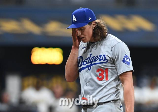 2024년 3월 20일 서울 고척스카이돔에서 ‘메이저리그 월드투어 서울시리즈 2024’ LA 다저스와 샌디에이고 파드리스 열렸다. 3회말 종료 후 LA 선발투수 글래스노우가 실점에 아쉬워하며 더그아웃으로 향하고 있다./고척=유진형 기자 zolong@mydaily.co.kr
