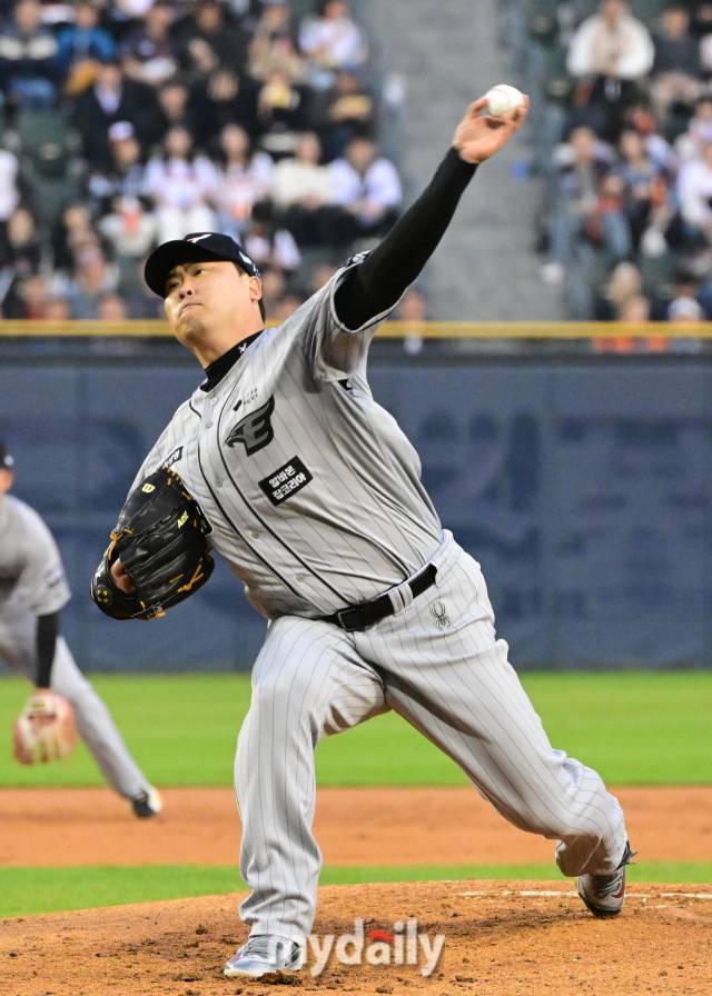 2024년 4월 11일 오후 서울 잠실야구장에서 진행된 '2024 신한 SOL 뱅크 KBO 리그' 한화-두산의 경기. 한화 선발 류현진이 역투를 펼치고 있다./마이데일리