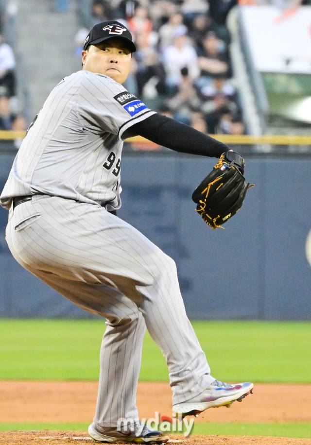 2024년 4월 11일 오후 서울 잠실야구장에서 진행된 '2024 신한 SOL 뱅크 KBO 리그' 한화-두산의 경기. 한화 선발 류현진이 역투를 펼치고 있다./마이데일리