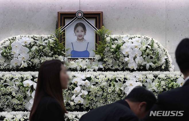 [서울=뉴시스] 사진공동취재단 = 15일 서울 송파구 서울아산병원 장례식장에 마련된 가수 고(故) 박보람의 빈소를 찾은 조문객들이 조문하고 있다. 2024.04.15. photo@newsis.com