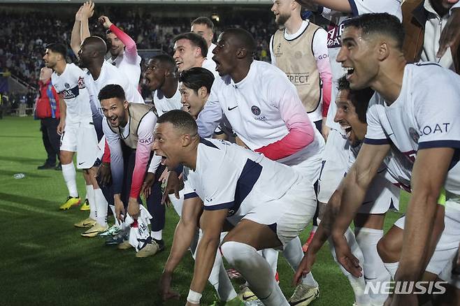[바르셀로나=AP/뉴시스] 이강인(가운데)을 비롯한 파리 생제르맹(PSG) 선수들이 16일(현지시각) 스페인 바르셀로나의 에스타디 올림픽 류이스 콤파니스에서 열린 2023-24 유럽축구연맹(UEFA) 챔피언스리그(ULC) 8강 2차전 바르셀로나(스페인)와의 경기를 승리로 마친 후 4강 진출을 자축하고 있다. 이강인은 교체 출전했고 PSG는 4-1로 승리해 1차전과 합계 6-4로 앞서며 4강에 올랐다. 2024.04.17.