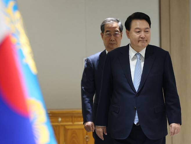 윤석열 대통령, 국무회의 입장     (서울=연합뉴스) 진성철 기자 = 윤석열 대통령이 16일 서울 용산 대통령실 청사에서 열린 국무회의에 한덕수 국무총리와 함께 입장하고 있다.  2024.4.16     zjin@yna.co.kr (끝)   연합뉴스