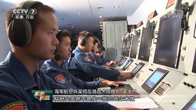 KQ-200 대잠초계기의 외형(위)과 기내에서 임무 수행 중인 중국 해군 장병들(아래). 출처 : Naval News