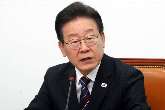 이재명 더불어민주당 대표가 17일 오전 서울 여의도 국회에서 열린 최고위원회의에서 발언을 하고 있다. 뉴스1
