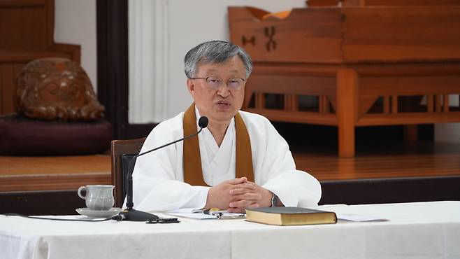 나상호 교정원장이 17일 전북 익산에 자리한 원불교 성지 내 대각전에서 기자간담회 중 발언하고 있다. 원불교 제공