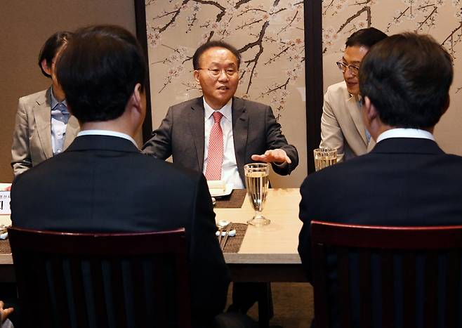 윤재옥 국민의힘 원내대표 겸 당대표 권한대행(가운데)이 17일 서울 여의도 한 식당에서 열린 초선 지역구 당선자 오찬 간담회에 참석해 인사를 나누고 있다. ⓒ연합뉴스