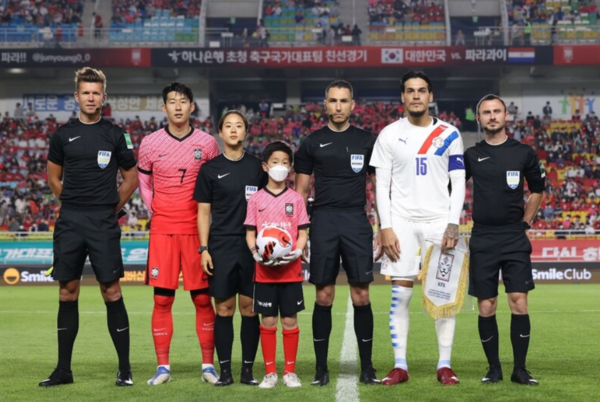 김유정 심판(왼쪽에서 세 번째)이 2022년 6월 수원월드컵경기장에서 열린 한국과 파라과이의 평가전을 앞두고 양 팀 주장과 함께 기념 사진을 촬영하고 있다. 김유정 심판 제공