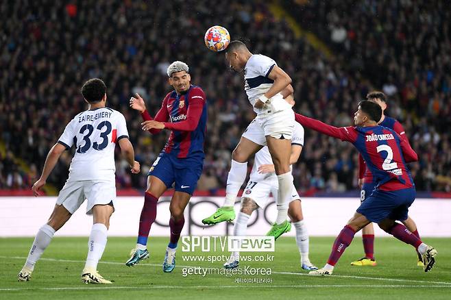 ▲ 파리 생제르맹(PSG)은 17일(한국시간) 스페인 바르셀로나의 에스타디 루이스 콤파니스에서 열린 2023-24시즌 유럽축구연맹 챔피언스리그(UCL) 8강 2차전에서 FC바르셀로나에 4-1 대승을 거뒀다. PSG는 결국 1,2차전 합산 스코어 6-4로 바르셀로나를 제치고 4강 진출에 성공했다.