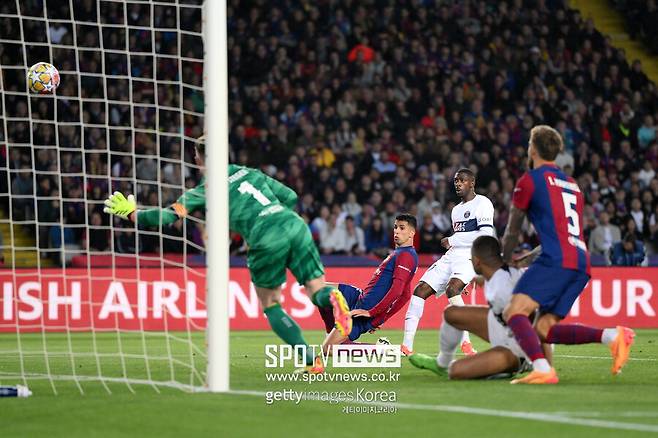 ▲ 파리 생제르맹(PSG)은 17일(한국시간) 스페인 바르셀로나의 에스타디 루이스 콤파니스에서 열린 2023-24시즌 유럽축구연맹 챔피언스리그(UCL) 8강 2차전에서 FC바르셀로나에 4-1 대승을 거뒀다. PSG는 결국 1,2차전 합산 스코어 6-4로 바르셀로나를 제치고 4강 진출에 성공했다.