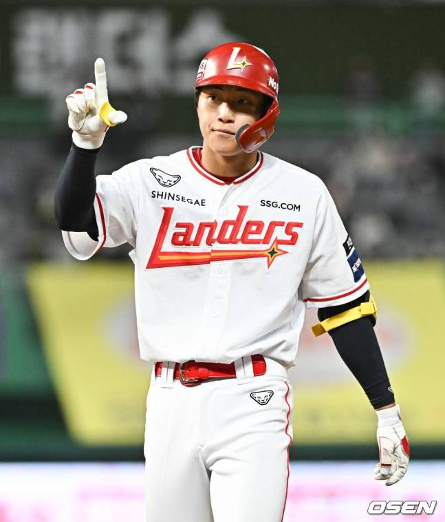SSG 박지환이 17일 인천 KIA전 7회말 무사 1, 2루에서 1타점 적시타를 때리고 세리머니를 하고 있다.
