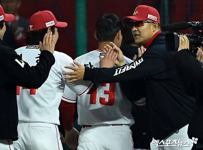 16일 오후 인천SSG랜더스필드에서 열린 2024 신한 SOL Bank KBO리그 KIA 타이거즈와 SSG 랜더스의 경기, SSG가 한유섬의 끝내기 홈런에 힘입어 KIA에 6대4로 승리했다. 이날 경기에서 승리한 SSG 이숭용 감독이 최정과 하이파이브를 하고 있다. 인천, 김한준 기자