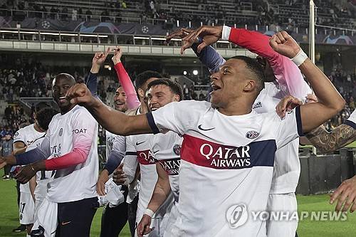 프랑스 최고 명문 파리 생제르맹(PSG)이 17일 스페인 바르셀로나 올림픽 경기장에서 열린 2023-2024 유럽축구연맹(UEFA) 챔피언스리그 8강 2차전 FC바르셀로나와의 경기에서 4-1 승리를 거뒀다. 1차전 홈경기 2-3 패배를 설욕한 PSG는 극적으로 준결승 티켓을 거머쥐었다. 이날 2골을 터트린 음바페 등 PSG 선수들이 춤을 추고 있다. 연합뉴스