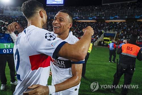 프랑스 최고 명문 파리 생제르맹(PSG)이 17일 스페인 바르셀로나 올림픽 경기장에서 열린 2023-2024 유럽축구연맹(UEFA) 챔피언스리그 8강 2차전 FC바르셀로나와의 경기에서 4-1 승리를 거뒀다. 1차전 홈경기 2-3 패배를 설욕한 PSG는 극적으로 준결승 티켓을 거머쥐었다. 이날 2골을 터트린 음바페가 동료 선수들과 환호하고 있다. 연합뉴스