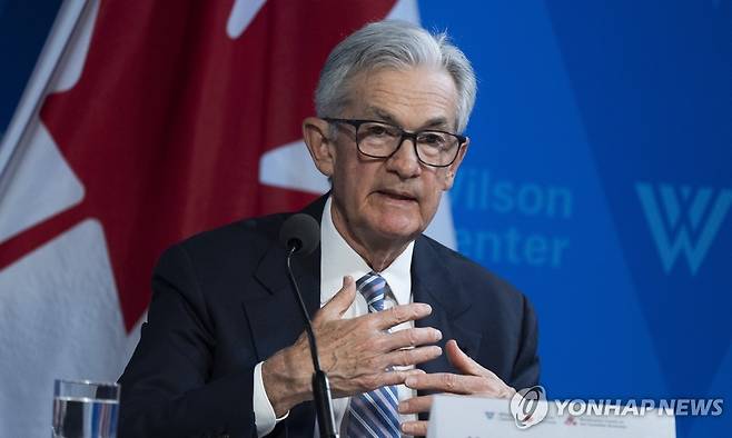 금리인하 지연 시사한 파월 의장 (워싱턴 AP=연합뉴스) 제롬 파월 미국 연방준비제도(Fed·연준) 의장이 16일(현지시간) 워싱턴 DC에서 열린 캐나다 경제 관련 워싱턴 포럼 행사에서 발언하고 있다. 이날 파월 의장은 인플레이션이 2%로 낮아진다는 더 큰 확신에 이르기까지 기존 기대보다 더 오랜 기간이 걸릴 것 같다고 말했다. 2024.04.17 passion@yna.co.kr