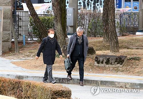 김수현 청와대 전 정책실장(왼쪽) 검찰 조사 [연합뉴스 자료사진]