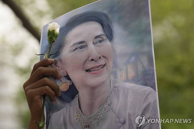 시위대가 든 수치 고문 얼굴 그림 [AP 연합뉴스 자료사진. 재판매 및 DB 금지]