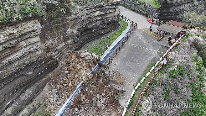 제주 수월봉 해안 절벽 일부 붕괴 (제주=연합뉴스) 박지호 기자 = 천연기념물이자 유네스코 세계지질공원 지역인 제주 수월봉 지질트레일 코스(제주올레 12코스)에 있는 절벽단면이 17일 일부 무너져 내렸다.
    사진은 이날 오후 통행이 차단된 절벽 붕괴 현장의 모습. 2024.4.17 jihopark@yna.co.kr