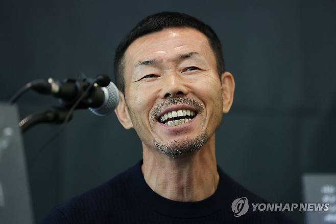 밝은 표정의 손웅정 감독 (서울=연합뉴스) 서대연 기자 = 축구 국가대표 손흥민의 아버지인 손웅정 SON축구아카데미 감독이 17일 오전 서울 중구 프란치스코회관에서 열린 본인의 인터뷰집 '나는 읽고 쓰고 버린다' 기자간담회에서 발언하며 밝은 표정을 짓고 있다. 2024.4.17 dwise@yna.co.kr