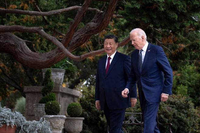 조 바이든(오른쪽) 미국 대통령과 시진핑 중국 국가주석이 지난해 11월 15일 미국 캘리포니아주 우드사이드에서 만나 정상회담 후 함께 걷고 있다. (사진=AFP)