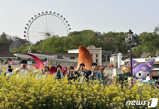 유채꽃과 함께 기념 사진을 찍는 MZ세대 관람객들ⓒ News1 윤슬빈 기자