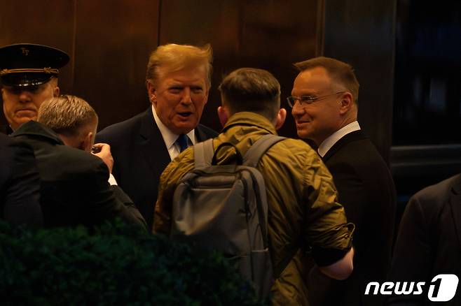 17일(현지시간) 미국 뉴욕의 트럼프타워에서 도널드 트럼프 미국 전 대통령이 안제이 두다 폴란드 대통령을 맞이하고 있다. 2024.04.17 ⓒ 로이터=뉴스1 ⓒ News1 정지윤 기자