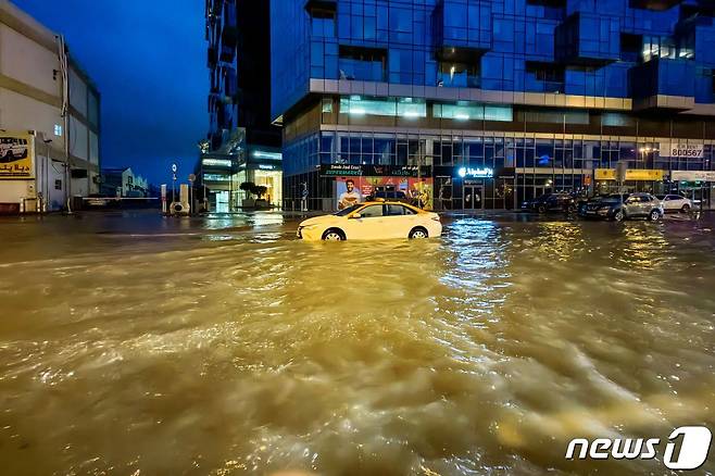 17일 (현지시간) 75년 만에 기록적인 폭우가 쏟아진 UAE 두바이의 거리가 물에 잠긴 모습이 보인다. 2024. 4. 18 ⓒ AFP=뉴스1 ⓒ News1 우동명 기자