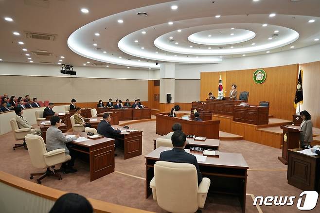 울산북구의회는 18일 제217회 임시회를 열고 임채오 의원이 대표발의한 '장기요양기관 종사자 처우개선 촉구 건의안'을 가결했다.(울산북구의회제공)