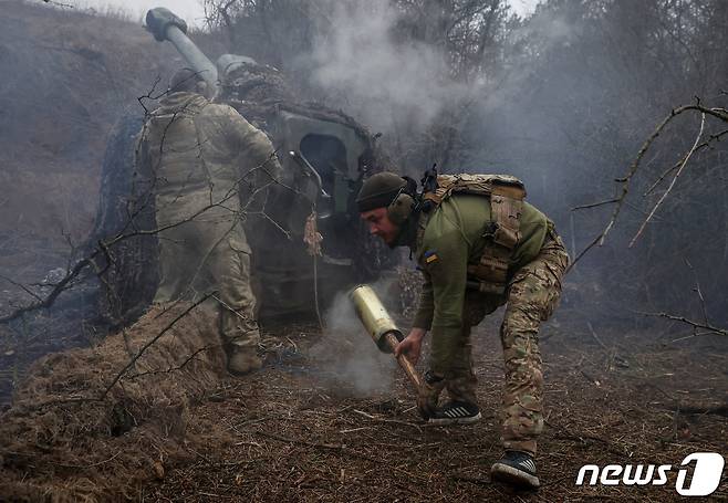 12일 (현지시간) 헤르손 진지에서 우크라이나 군이 러시아 군을 향해 발사할 D-30 곡사포를 장전하고 있다. 2024.3. 15 ⓒ 로이터=뉴스1 ⓒ News1 우동명 기자