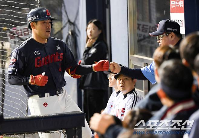 승부를 다시 원점으로 돌린 주장 전준우의 솔로포