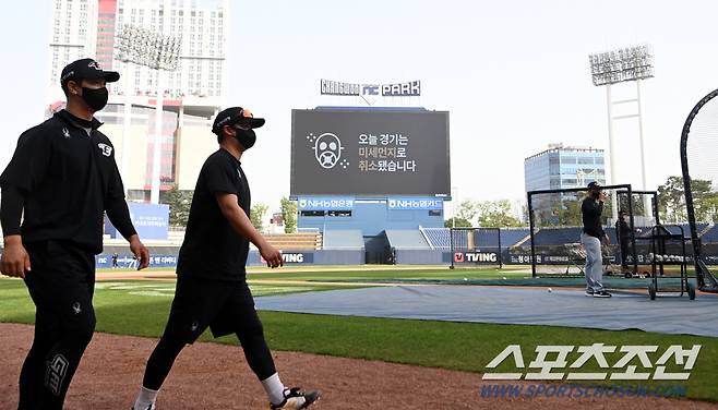 18일 창원NC파크에서 열릴 예정이던 한화와 NC의 경기가 미세먼지로 인해 취소됐다. 전광판에 취소를 알리는 문구가 나타나고 있다. 창원=허상욱 기자wook@sportschosun.com/2024.04.18/