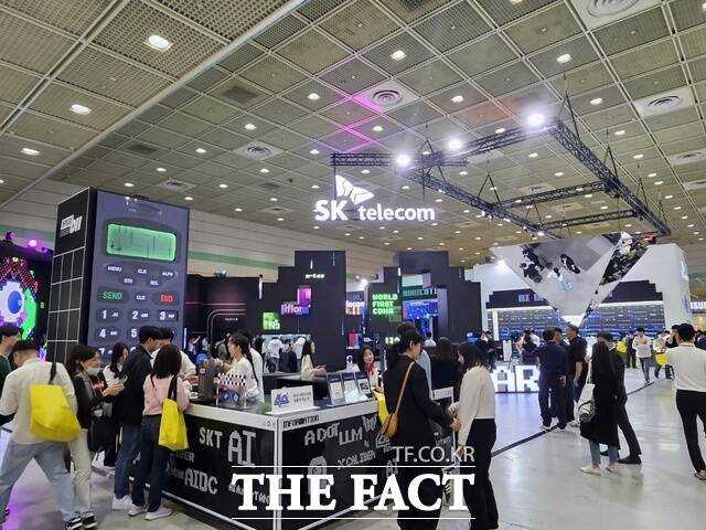 관람객들이 WIS 2024 SK텔레콤 전시장을 찾아 둘러보고 있다. /최문정 기자