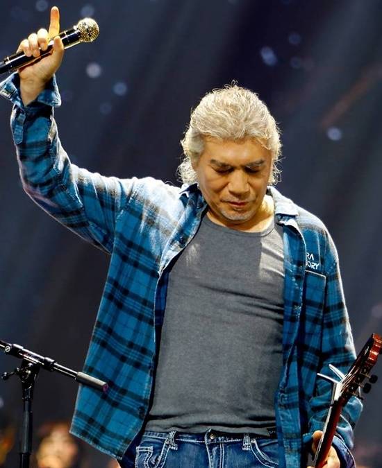 나훈아를 있게한 대표 인생곡은 '사랑은 눈물의 씨앗'이다.가요사에 남긴 그의 족적은 독보적이다. 자타공인 슈퍼스타로 트롯 황제 또는 가황(歌皇)이라는 별칭이 붙어 있다. /예아라