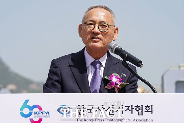 '제60회 한국보도사진전 개막식'에서 축사하는 유인촌 문화체육관광부 장관.