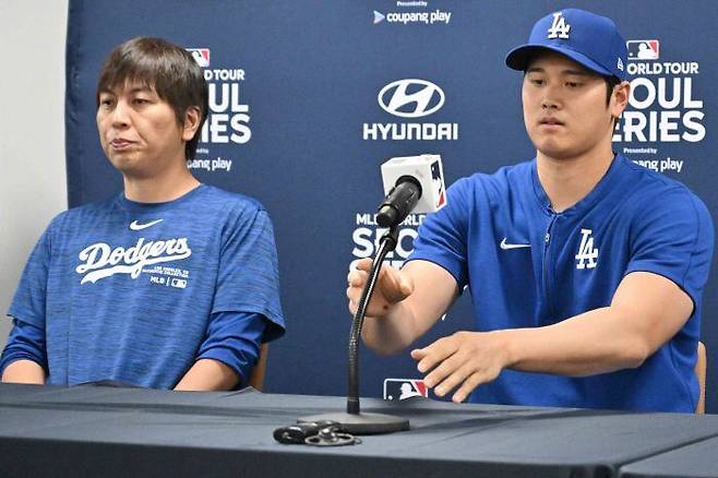 미즈하라(왼쪽)와 오타니./AFP 연합뉴스