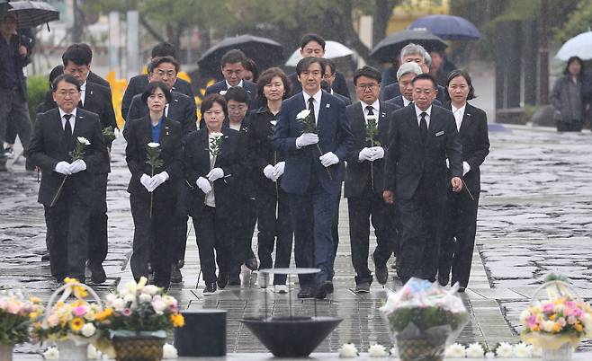 조국 조국혁신당 대표가 지난 15일 오후 경남 김해시 봉하마을에서 비례대표 당선자들과 함께 노무현 전 대통령 묘역을 참배하고 있다. /뉴스1