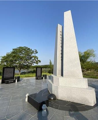 <YONHAP PHOTO-2502> 진실화해위, 전남 함평·경북 청도 민간인 학살사건 규명    (서울=연합뉴스) 2기 진실·화해를위한과거사정리위원회가 24일 제45차 회의에서 한국전쟁 당시 전남 함평과 경북 청도 지역에서 벌어진 민간인 희생 사건을 규명했다.     진실화해위는 두 민간인 학살 사건에 대해 국가와 지방자치단체가 희생자와 유족에게 공식적으로 사과할 것을 권고했다. 사진은 전남 함평군 월야면에 위치한 함평 사건 민간인 희생자를 기리는 추모공원. 2022.11.24 [진실·화해를위한과거사정리위원회 제공. 재판매 및 DB 금지]    photo@yna.co.kr/2022-11-24 11:36:03/<저작권자 ⓒ 1980-2022 ㈜연합뉴스. 무단 전재 재배포 금지.>