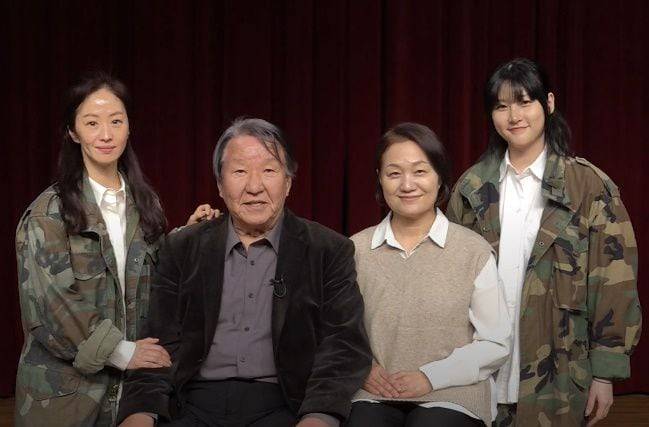 활짝 웃으며 연극을 홍보하고 있는 김새론(맨 오른쪽). /인터파크