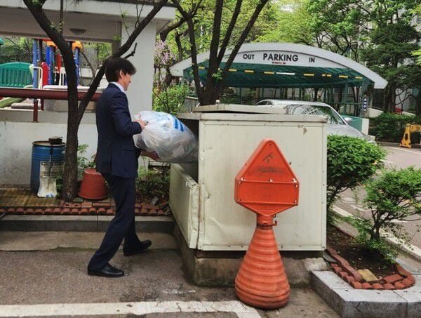 조용우 조국혁신당 당대표 비서실장이 공개한 쓰레기를 직접 버리고 있는 조국 조국혁신당 대표 사진. /페이스북