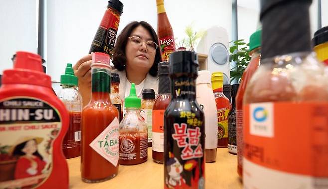 한국소비자연맹 관계자가 18일 세종시 정부세종청사에서 시중에 판매되는 매운맛 소스 국내 11개 제품과 수입 9개 제품에 대한 실험 결과를 설명하고 있다. ⓒ뉴시스