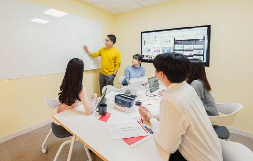 한국렌탈 직원들이 서비스 개선방향에 대해 회의를 하고 있다. 한국렌탈 제공