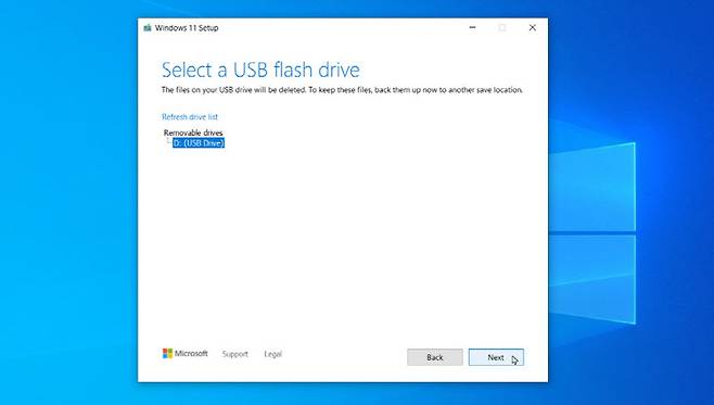 제품 키만 있다면 윈도우 설치 USB를 따로 만들어야 한다 (출처 : PCMag)