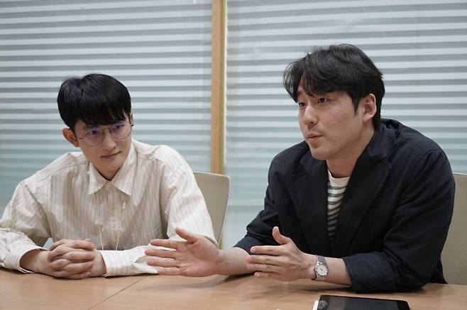 SK브로드밴드 AIX 마케팅팀 이홍연(왼쪽), 현호준 매니저가 기자와 인터뷰하는 모습. SKB 제공