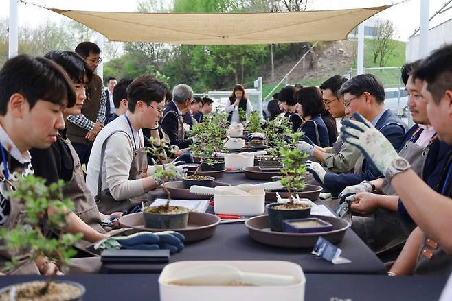 삼성웰스토리 '웰럽 리더십 아카데미'에 참여한 F&B 기업 리더들이 에버랜드 분재원에서 분재 만들기를 체험하고 있다.