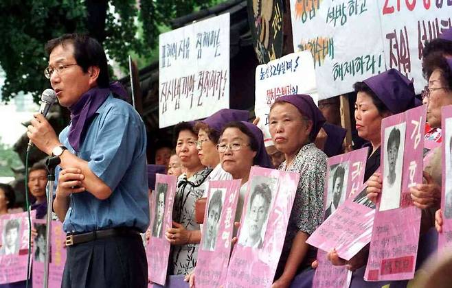 홍세화씨가 1999년 7월 8일 오후 서울 종로3가 탑골공원에서 열린 민가협 목요집회에 참석해 양심수 석방을 요구하고 있다. 한겨레 자료사진