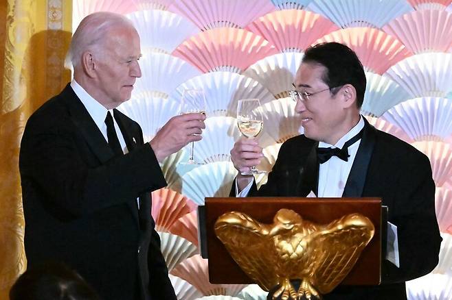 조 바이든 미국 대통령과 기시다 후미오 일본 총리가 지난 10일 백악관에서 열린 국빈만찬에서 건배하고 있다. 워싱턴/AFP 연합뉴스