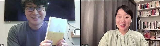 일본의 대표적인 코다 작가 이가라시 다이(왼쪽)와 한국의 코다 작가 이길보라씨가 지난 16일 화상회의 프로그램인 ‘줌’을 통해 대화를 나눈 뒤 활짝 웃으며 기념사진을 찍고 있다. 사계절 제공