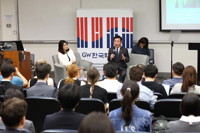 김진표(정면 왼쪽 두 번째) 국회의장이 17일 미국 워싱턴 조지워싱턴대 한국학연구소에서 한미동맹의 역동성을 주제로 강연하고 있다. 국회의장실 제공