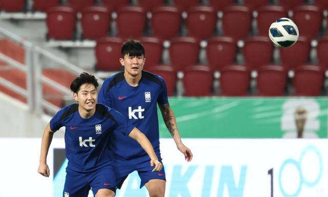 지난달 25일 태국 방콕 라자망갈라 스타디움에서 태국과 2026 북중미 월드컵 아시아지역 2차 예선 C조 4차전 경기를 앞두고 공식 훈련을 하고 있는 이강인(왼쪽)과 김민재. 방콕=연합뉴스