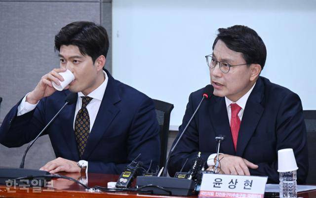 윤상현(오른쪽) 국민의힘 의원이 18일 국회 의원회관에서 열린 '2024년 총선 참패와 보수 재건의 길 세미나'에서 발언하고 있다. 왼쪽은 김용태 경기 포천가평 당선자. 고영권 기자