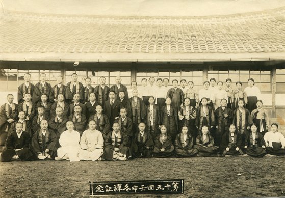 1932년 원불교에서 동선(동안거)을 할 때 처음으로 단체 법복을 착용한 모습. [사진 원불교]